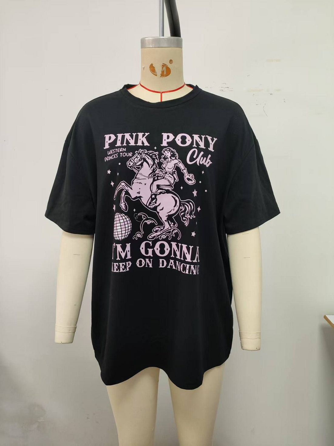 Black, regular T-shirt - pink pony pattern