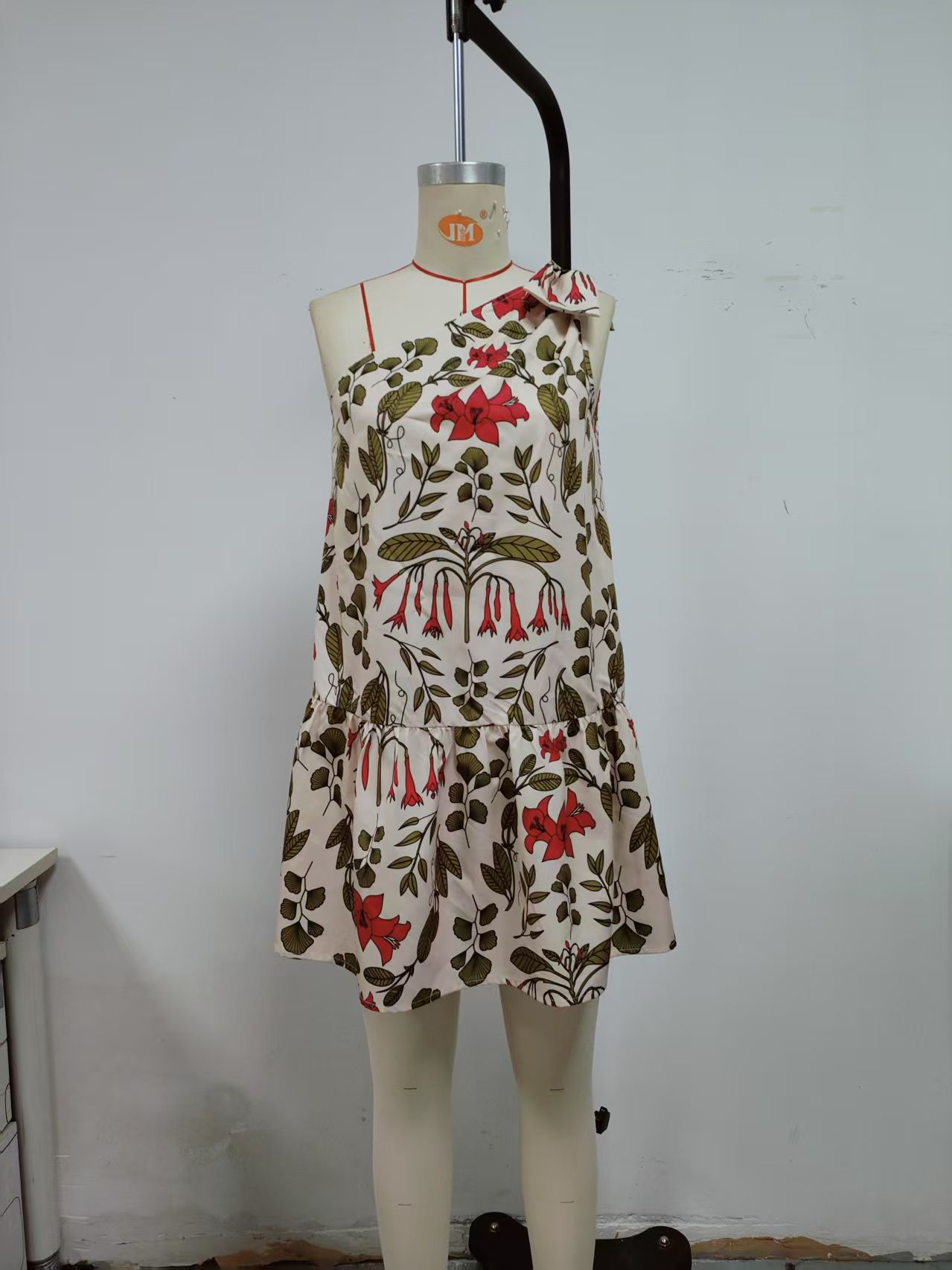 Floral dress, sleeveless, short skirt, one side off shoulder, left shoulder bow decoration