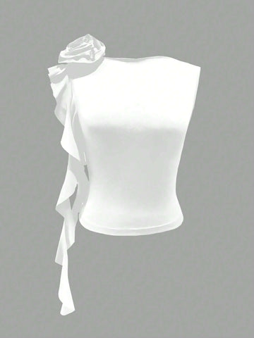 White, women's strapless vest, tight fitting sleeveless style, with white flower and ruffle decoration on the right shoulder