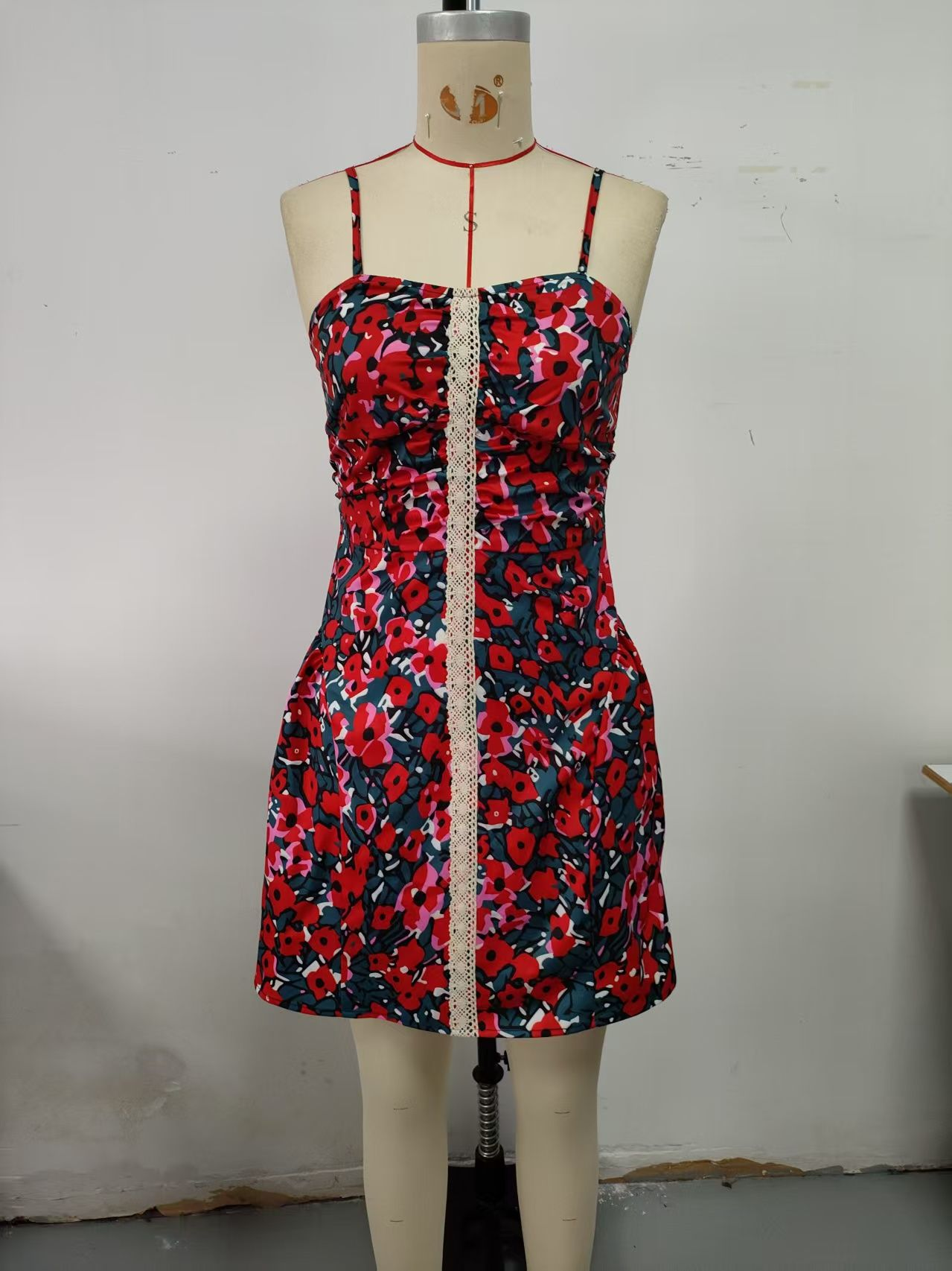 Red, floral camisole skirt, thin shoulder straps, white lace border decoration